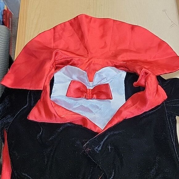 Count Dracula, vampire velour Costume, one piece with cape (Childs sz 3-4) - Picture 3 of 6